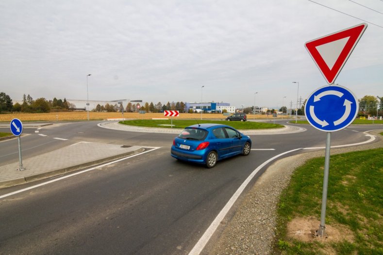 Nepřehlednou křižovatku vystřídal kruhový objezd