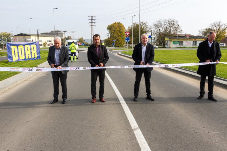 Nepřehlednou křižovatku vystřídal kruhový objezd