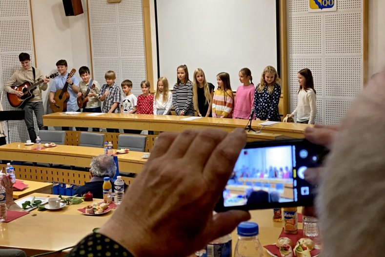 Hejtman se setkal s vězni nacistického režimu. Kraj jim přispěl na léky