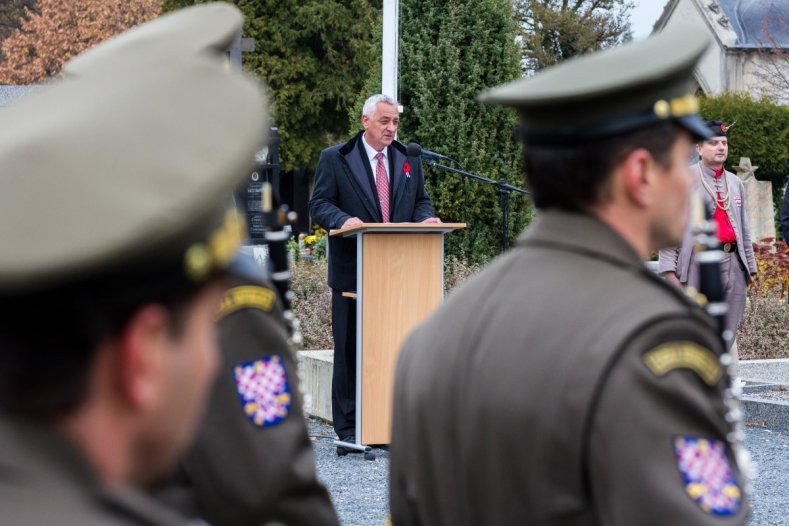 Hejtman uctil památku válečných veteránů