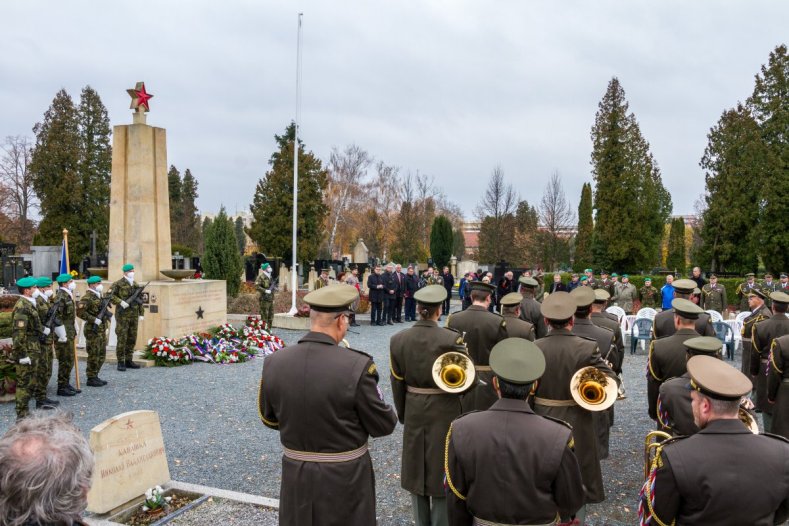 Hejtman uctil památku válečných veteránů