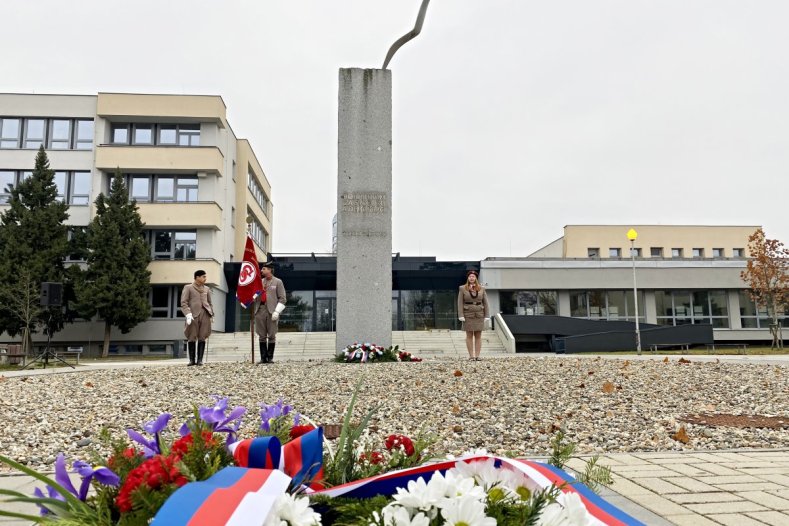 Hejtman uctil Den boje za svobodu a demokracii