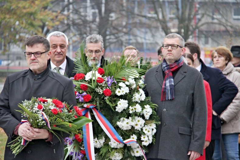 Hejtman uctil Den boje za svobodu a demokracii