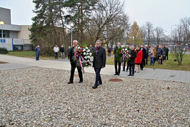 Hejtman uctil Den boje za svobodu a demokracii