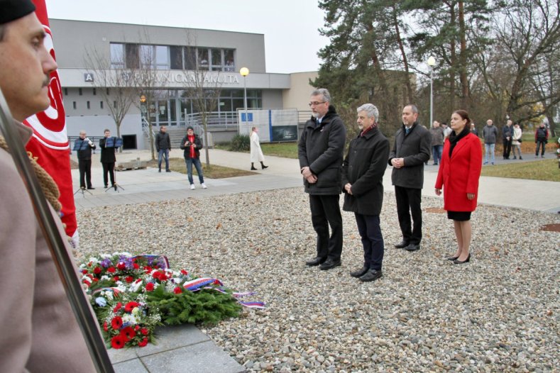 Hejtman uctil Den boje za svobodu a demokracii