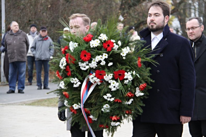 Hejtman uctil Den boje za svobodu a demokracii