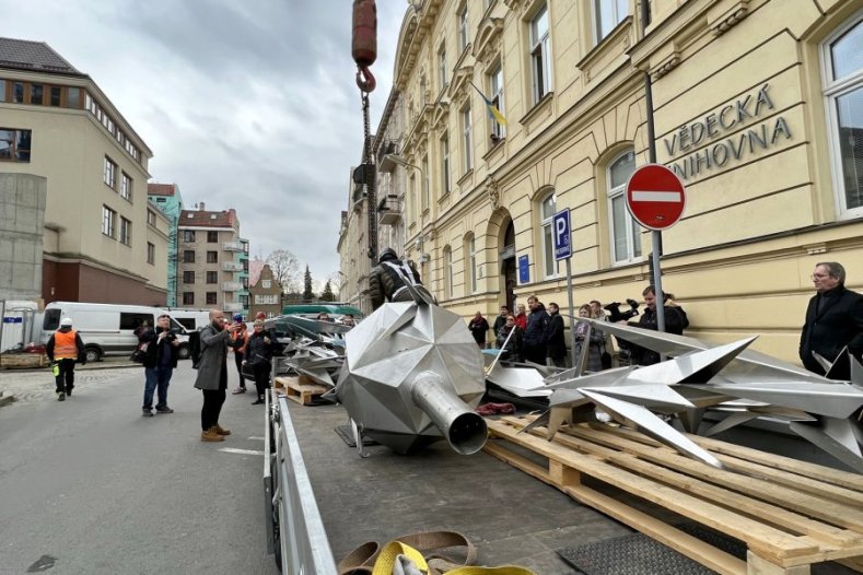 Nový kříž na věži Červeného kostela. Autorem originálního díla je Jan Dostál