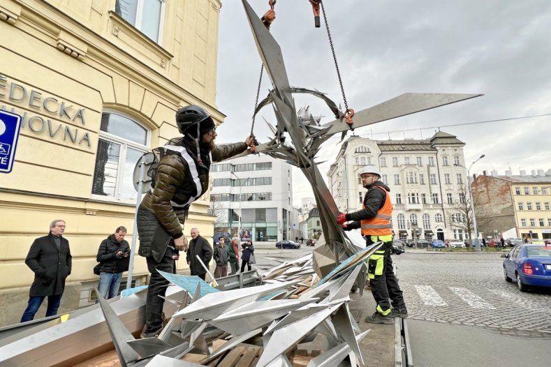 Nový kříž na věži Červeného kostela. Autorem originálního díla je Jan Dostál