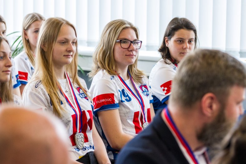 Olomoucký florbal slaví. Náměstek Zácha sportovkyním blahopřál osobně