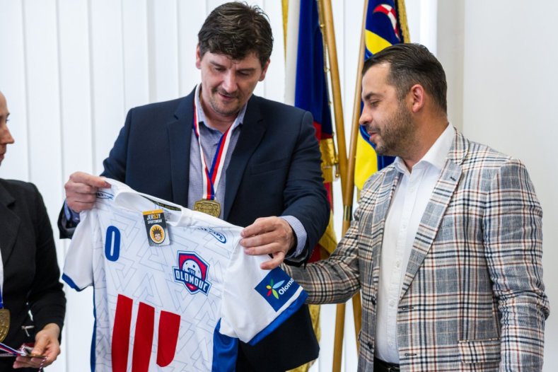 Olomoucký florbal slaví. Náměstek Zácha sportovkyním blahopřál osobně