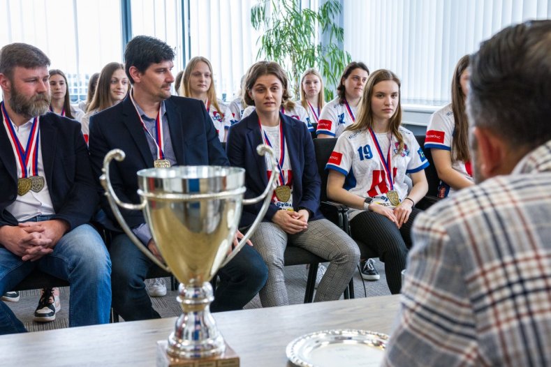 Olomoucký florbal slaví. Náměstek Zácha sportovkyním blahopřál osobně