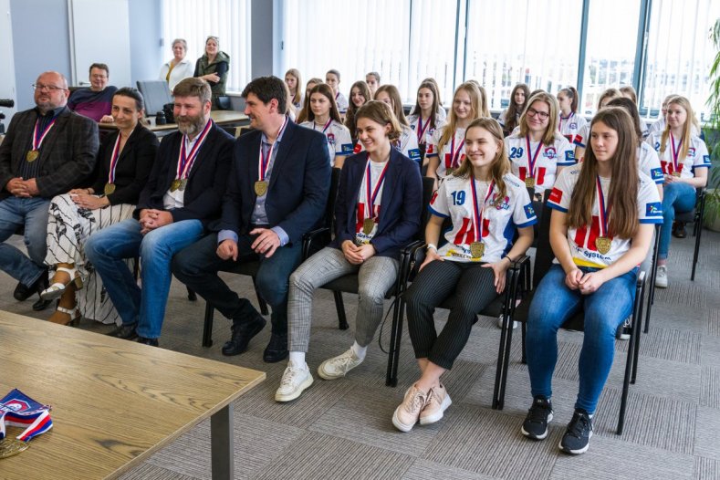 Olomoucký florbal slaví. Náměstek Zácha sportovkyním blahopřál osobně