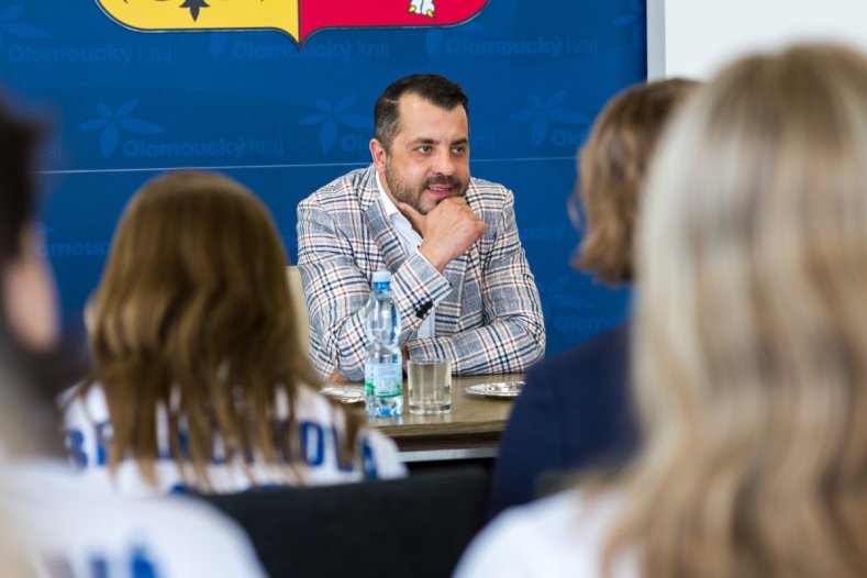 Olomoucký florbal slaví. Náměstek Zácha sportovkyním blahopřál osobně