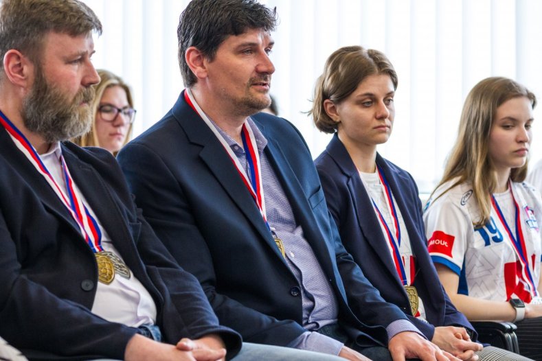 Olomoucký florbal slaví. Náměstek Zácha sportovkyním blahopřál osobně