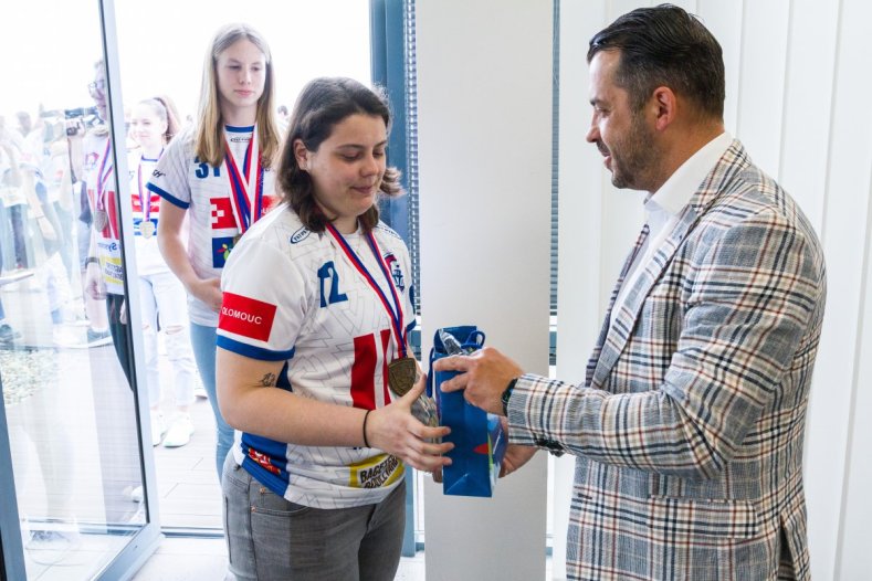 Olomoucký florbal slaví. Náměstek Zácha sportovkyním blahopřál osobně