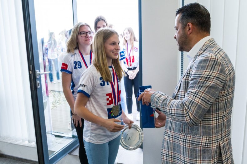 Olomoucký florbal slaví. Náměstek Zácha sportovkyním blahopřál osobně