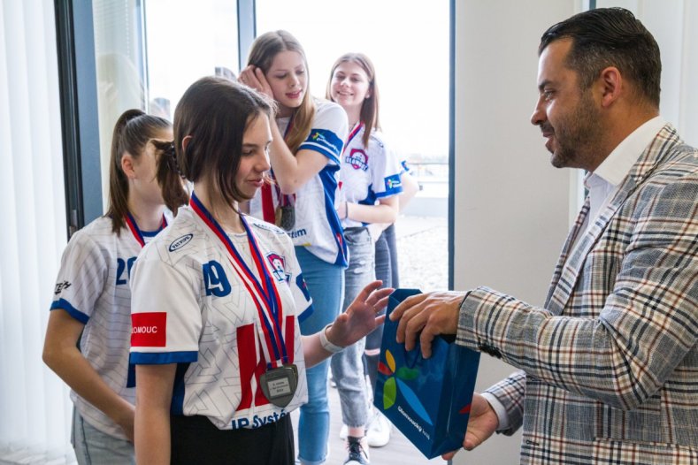 Olomoucký florbal slaví. Náměstek Zácha sportovkyním blahopřál osobně