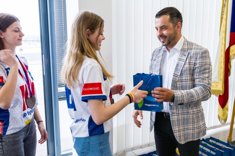 Olomoucký florbal slaví. Náměstek Zácha sportovkyním blahopřál osobně