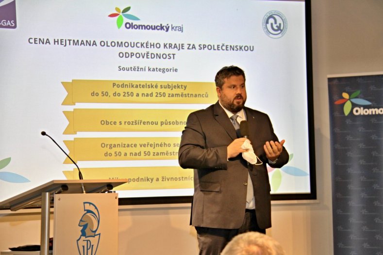 Cenu hejtmana Olomouckého kraje za společenskou odpovědnost uděluje kraj od roku 2021