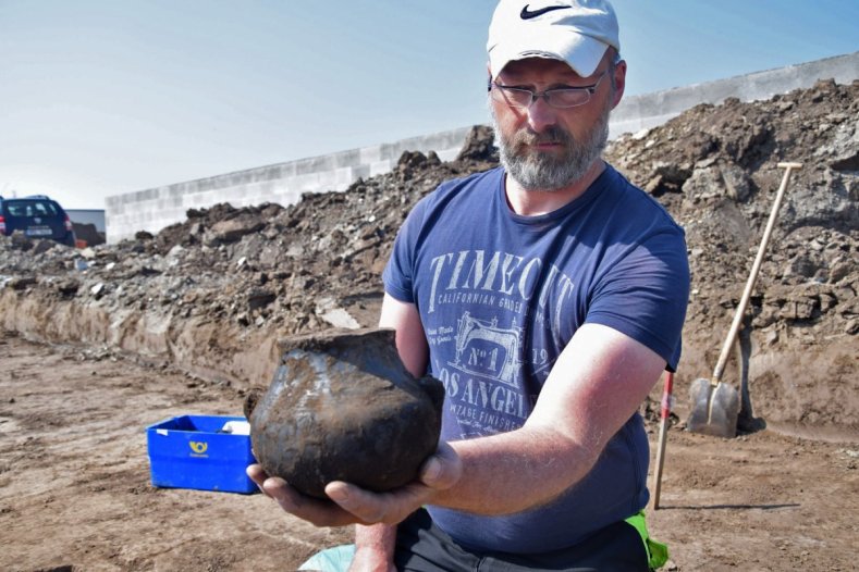 Archeologové pokračují v průzkumu Slavonína. Letos objevili už desítky hrobů   Foto: ACO