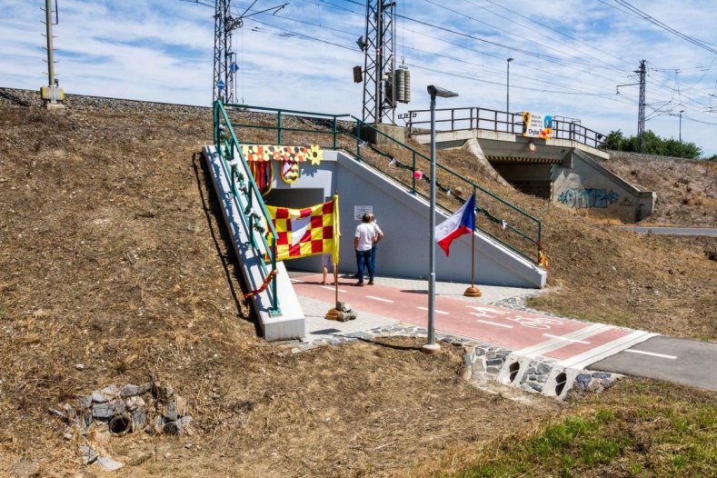 Lidé mohou naplno využívat další cyklostezku. Má unikátní technické řešení