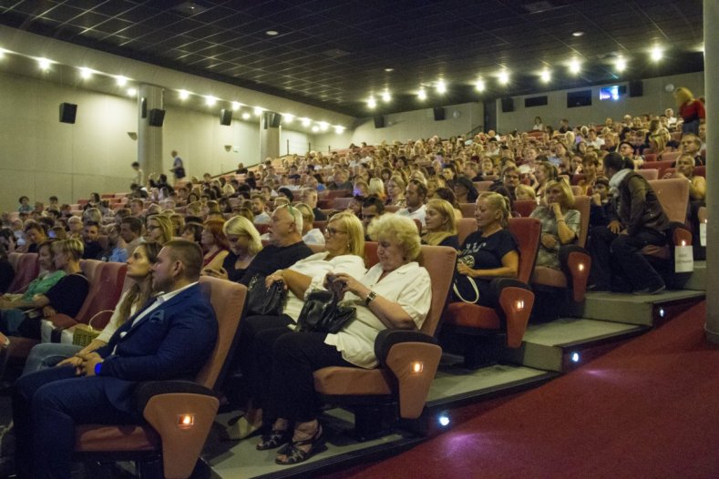 Miroslav Krobot uvádí Velkou premiéru. V regionu ji jako první viděli diváci v Prostějově a v Olomouci