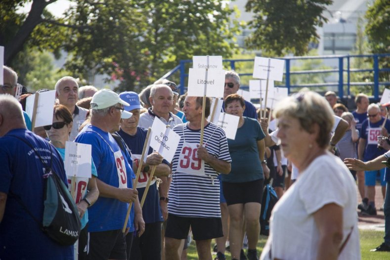 Sportovní hry seniorů s velkou zahraniční účastí. Místo běhu se hrál golf