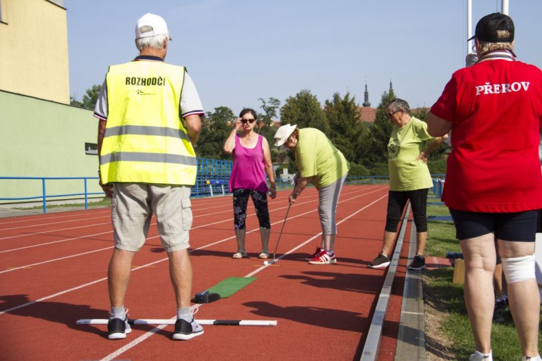 Sportovní hry seniorů s velkou zahraniční účastí. Místo běhu se hrál golf