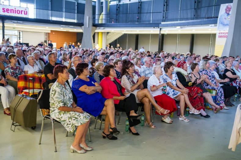 	Babičkou Olomouckého kraje je Blanka Vrbková, na pódiu ji podpořila celá rodina