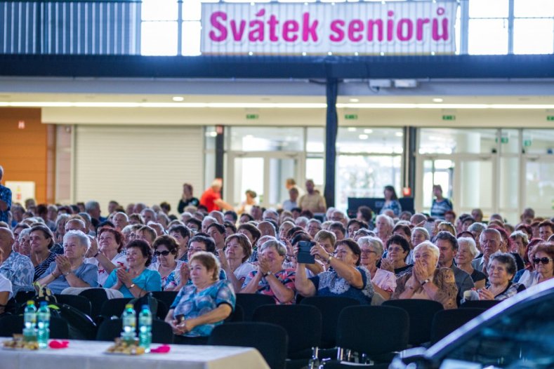 	Babičkou Olomouckého kraje je Blanka Vrbková, na pódiu ji podpořila celá rodina