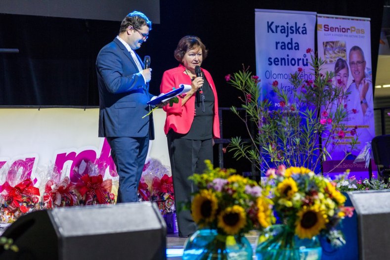 	Babičkou Olomouckého kraje je Blanka Vrbková, na pódiu ji podpořila celá rodina