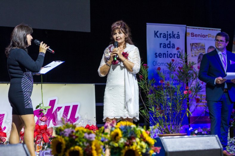 	Babičkou Olomouckého kraje je Blanka Vrbková, na pódiu ji podpořila celá rodina