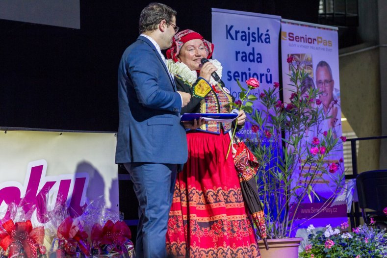 	Babičkou Olomouckého kraje je Blanka Vrbková, na pódiu ji podpořila celá rodina