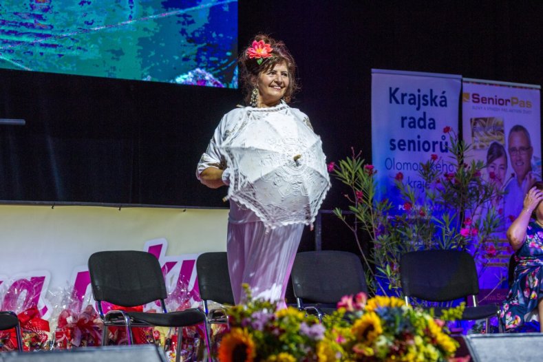 	Babičkou Olomouckého kraje je Blanka Vrbková, na pódiu ji podpořila celá rodina