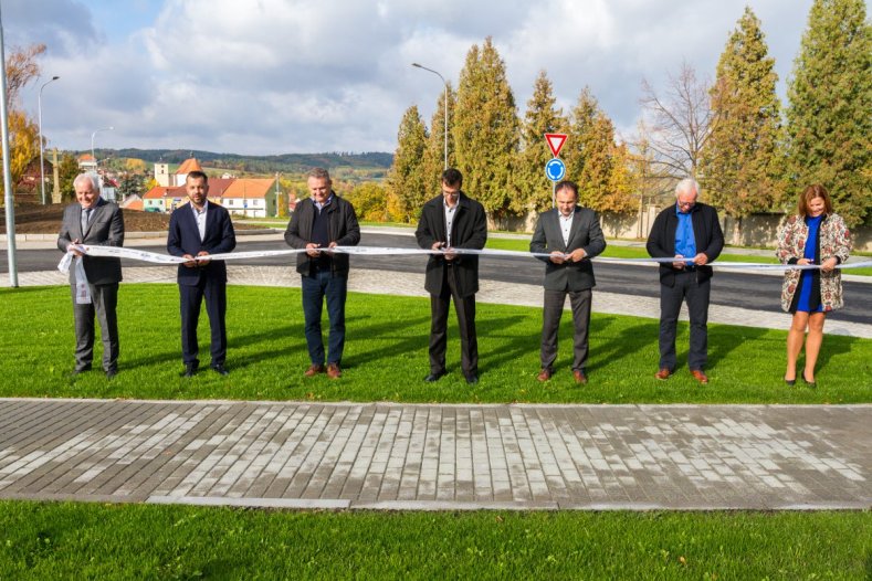 	V Určicích mají nový kruhový objezd. Platil ho Olomoucký kraj