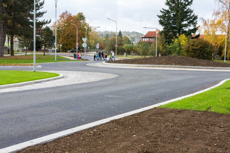 	V Určicích mají nový kruhový objezd. Platil ho Olomoucký kraj