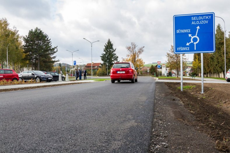 	V Určicích mají nový kruhový objezd. Platil ho Olomoucký kraj