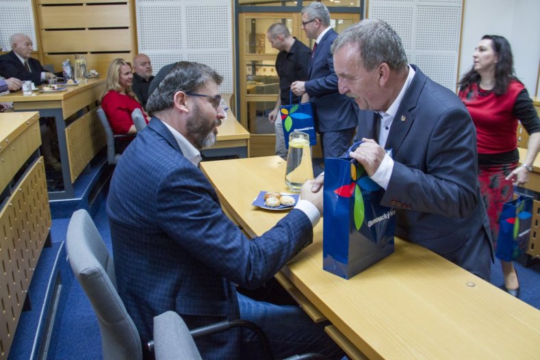 	Hejtman se setkal s vězni nacistického režimu. Předal jim příspěvek na léky