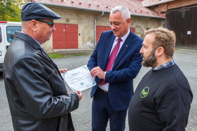 Zaměstnanci kraje sbírali potraviny a drogerii pro potřebné. Dary zaplnily téměř celou místnost