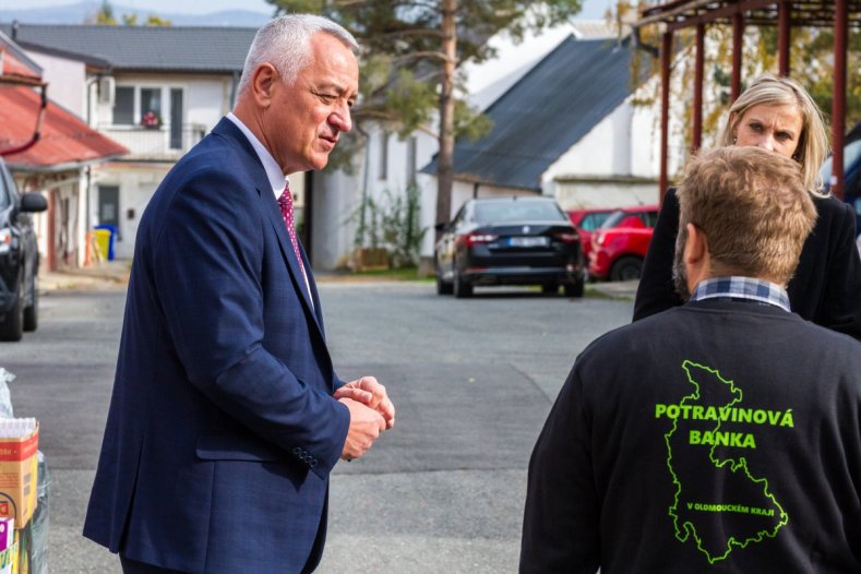 Zaměstnanci kraje sbírali potraviny a drogerii pro potřebné. Dary zaplnily téměř celou místnost