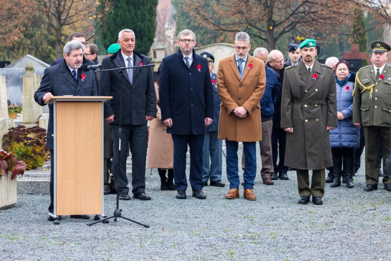 Hejtman se poklonil památce válečných hrdinů