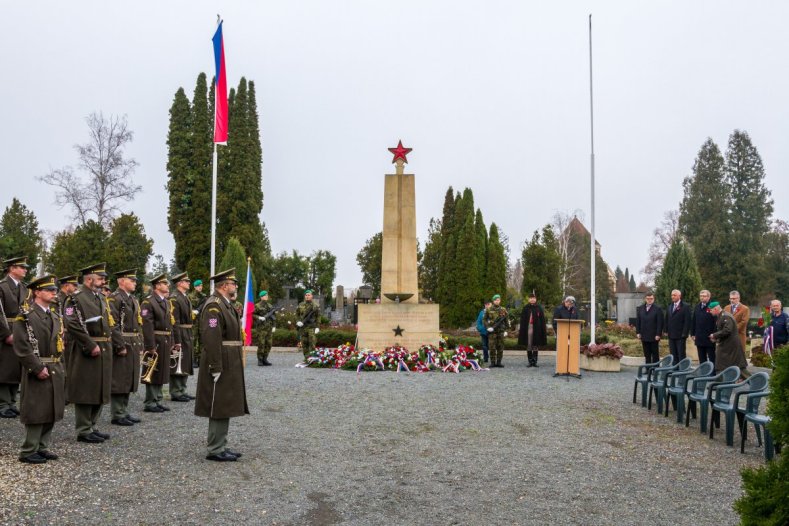 Hejtman se poklonil památce válečných hrdinů