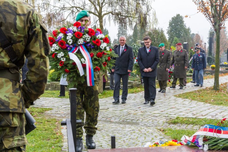 Hejtman se poklonil památce válečných hrdinů