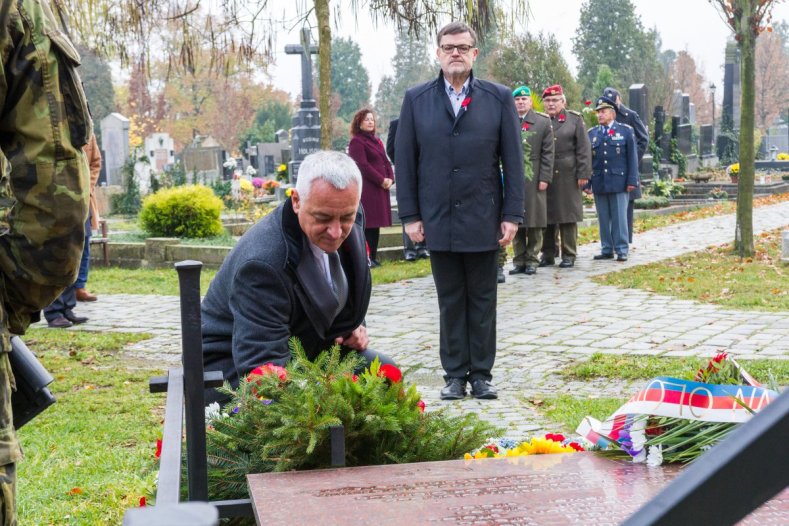 Hejtman se poklonil památce válečných hrdinů