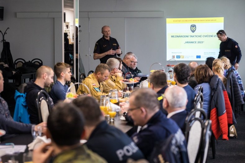 Cvičení na hranicích: havárie cisterny a drony v akci