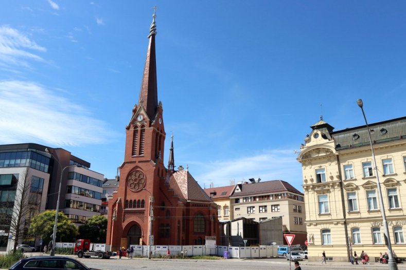 Staré fotky a pohlednice poslouží novému účelu. Oživí Červený kostel; foto: VKOL