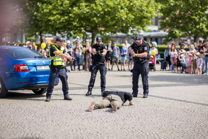 Tisíc dětí přišlo oslavit svůj den před budovu kraje