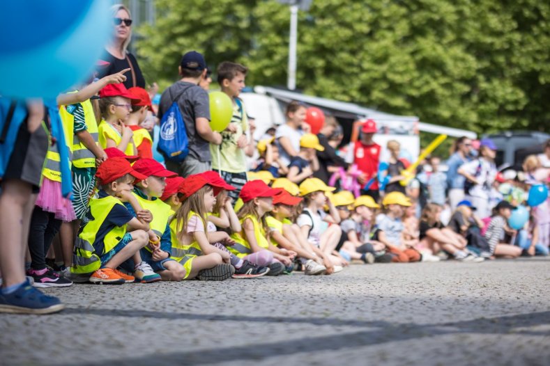 Tisíc dětí přišlo oslavit svůj den před budovu kraje