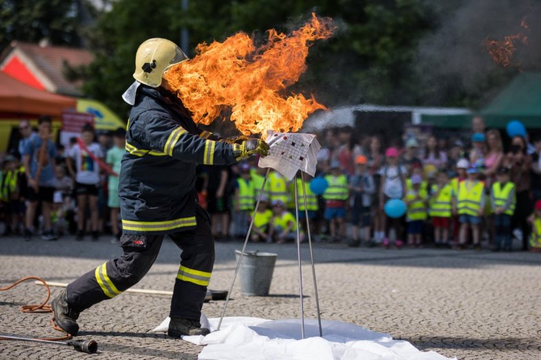 Tisíc dětí přišlo oslavit svůj den před budovu kraje