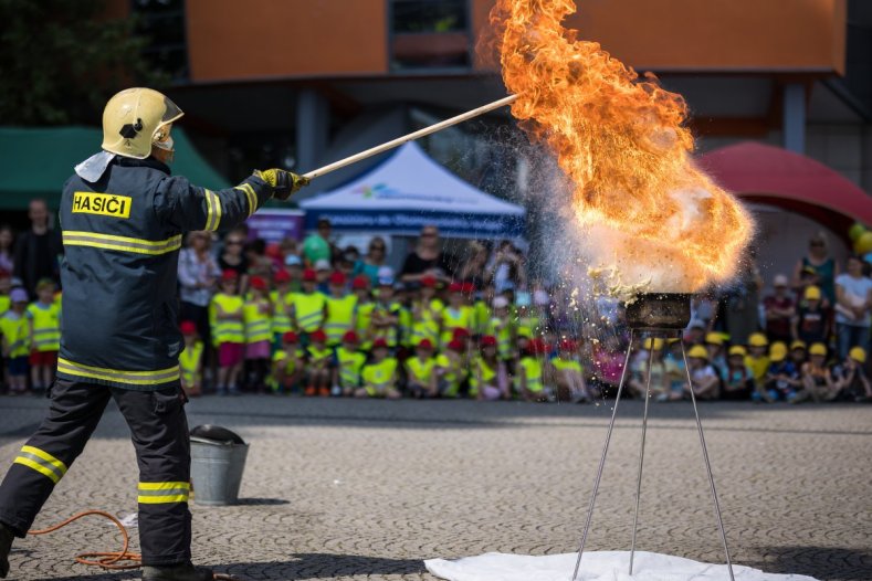 Tisíc dětí přišlo oslavit svůj den před budovu kraje